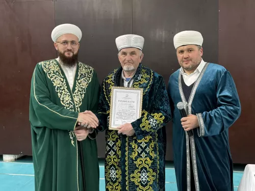Мөфти Камил хәзрәт Сәмигуллин эшлекле сәфәр барышында  Актаныш районы имамнарына шәһадәтнамәләр тапшырды