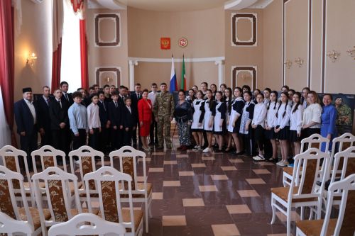 Богады, Киров, Яңа Әлем мәктәбе укучылары ЗАГС бүлегендәге “Герой әнисе” фотокүргәзмәсендә Гаилә мәктәбе дәресендә катнашты