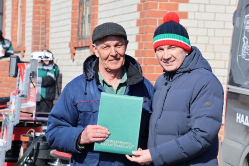 Нур Баян исемендәге хуҗалык механизаторы Ралиф Мөхәммәтгалиев Актаныш районы башлыгының Мактау грамотасы белән хөрмәтләнде