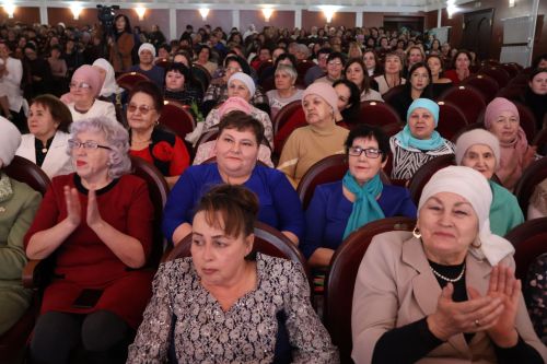 Чәчәкле, алкышлы, бүләкле бәйрәмдә: И хатын-кыз, и изге зат! Син – җирнең фәрештәсе!