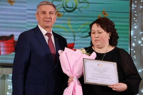 Чәчәкле, алкышлы, бүләкле бәйрәмдә: И хатын-кыз, и изге зат! Син – җирнең фәрештәсе!