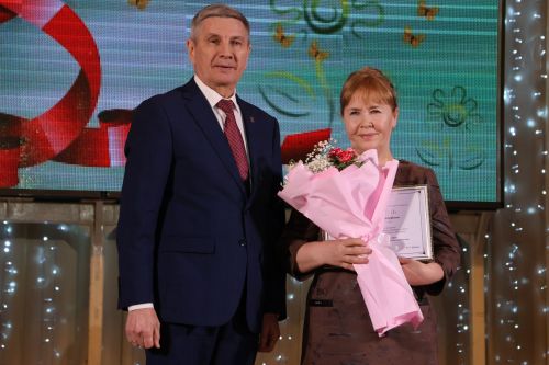 Чәчәкле, алкышлы, бүләкле бәйрәмдә: И хатын-кыз, и изге зат! Син – җирнең фәрештәсе!