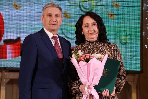 Чәчәкле, алкышлы, бүләкле бәйрәмдә: И хатын-кыз, и изге зат! Син – җирнең фәрештәсе!