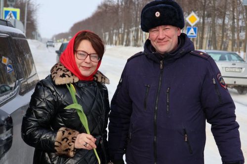 Юл хәрәкәте иминлеге дәүләт инспекциясе хезмәткәрләре Актаныш районының машина йөртүче гүзәл затларын 8 Март белән котлады