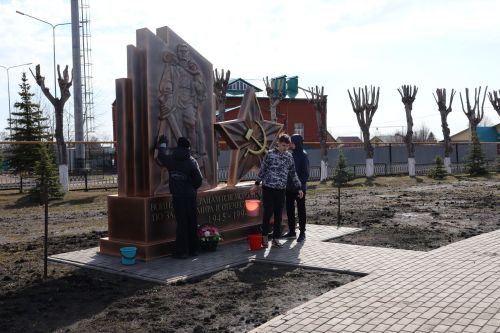 Актанышта районкүләм өмә: укучылар Җиңү паркын чистарта