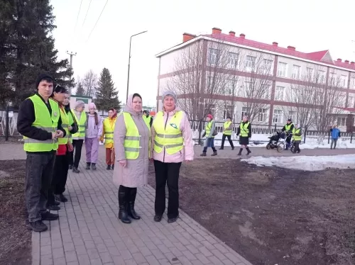 Әби -бабаларына кунакка кайткан балаларга юл йөрү кагыйдәләрен искә төшерделәр