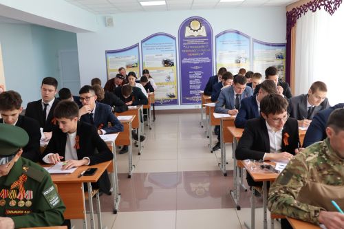 Актаныш технология техникумында узган «Җиңү диктанты» акциясе студентларны, укытучыларны һәм кунакларны бер мәйданга җыйды