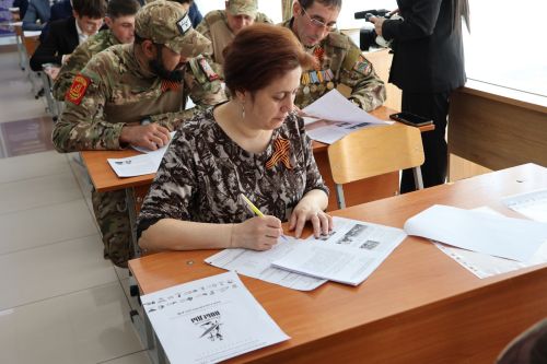 Актаныш технология техникумында узган «Җиңү диктанты» акциясе студентларны, укытучыларны һәм кунакларны бер мәйданга җыйды