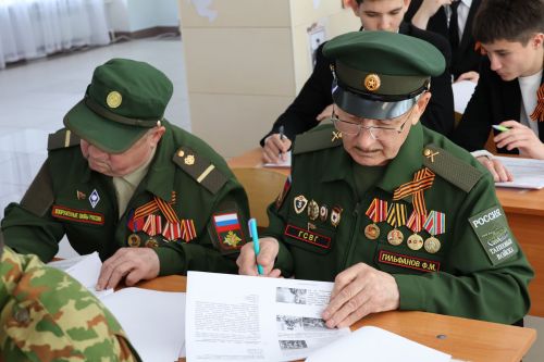 Актаныш технология техникумында узган «Җиңү диктанты» акциясе студентларны, укытучыларны һәм кунакларны бер мәйданга җыйды