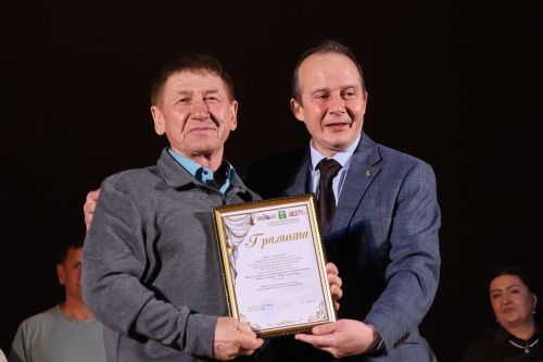 Актаныштагы Театр айлыгында җиңүчеләрне режиссер Александр Долматов тәбрик итте