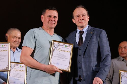 Актаныштагы Театр айлыгында җиңүчеләрне режиссер Александр Долматов тәбрик итте