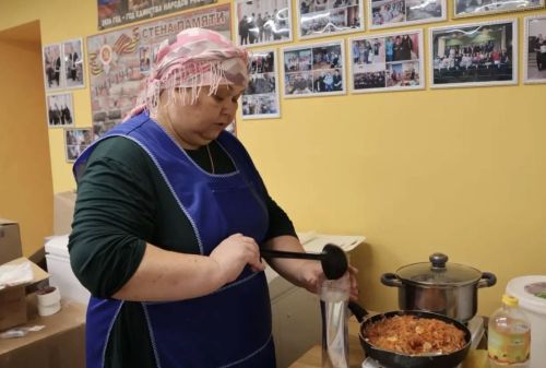 «Без бергә» фонды директоры Лилия Гыйкрамина фронттагы солдатларга әзер боткалар пешерә