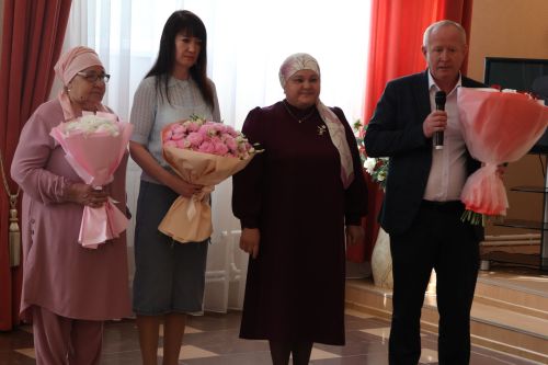 Актанышта Гаилә көненә багышланган тантанада бриллиант, алтын туйларын каршылаучыларны хөрмәтләделәр