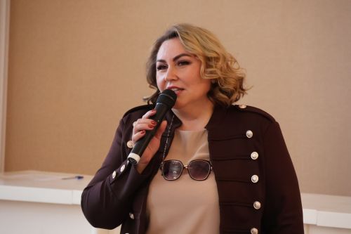 Татарстанның атказанган артисты Лилия Муллагалиева  Актаныш ЗАГСына әти-әнисен бриллиант туйлары белән котларга кайтты