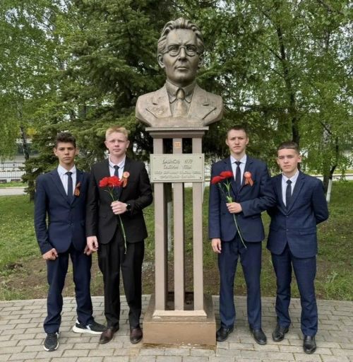 Актаныш технология техникумы студентлары Нур Баян истәлегенә чәчәкләр салды