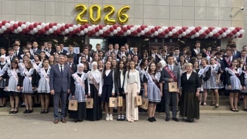 Ленар Зарипов чыгарылыш сыйныфы укучыларына: Сезгә карап Актаныш районы турында фикер йөртәчәкләр