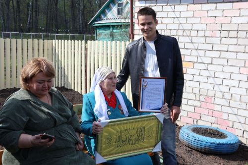Тыл ветераны, Ленин ордены кавалеры Дөлфирә Каһирова солдатларга ярдәмгә трактор тапшырды