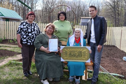 Тыл ветераны, Ленин ордены кавалеры Дөлфирә Каһирова солдатларга ярдәмгә трактор тапшырды