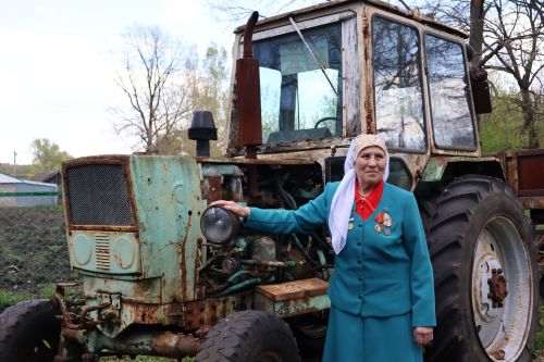 Тыл ветераны, Ленин ордены кавалеры Дөлфирә Каһирова солдатларга ярдәмгә трактор тапшырды