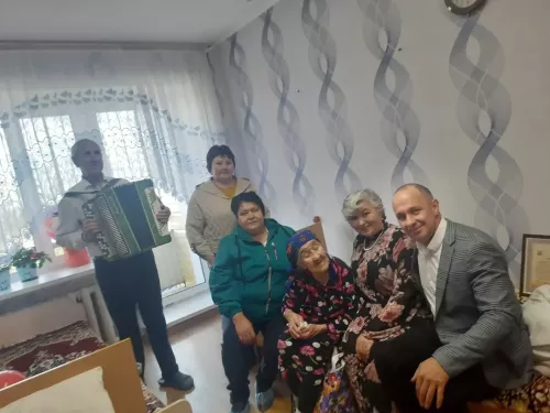 Авылдашлары Пучы картлар йортына барып Зәйтүнә Латыйпованы 100 яшьлек юбилее белән котлады