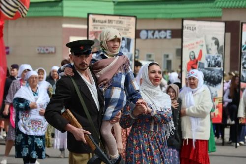 Җиңү килде җирне нурга күмеп, шатлык белән күзне чылатып...
