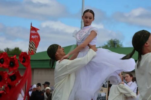 Җиңү килде җирне нурга күмеп, шатлык белән күзне чылатып...