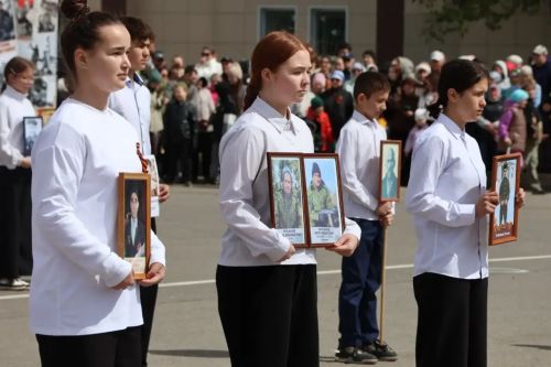 Җиңү килде җирне нурга күмеп, шатлык белән күзне чылатып...