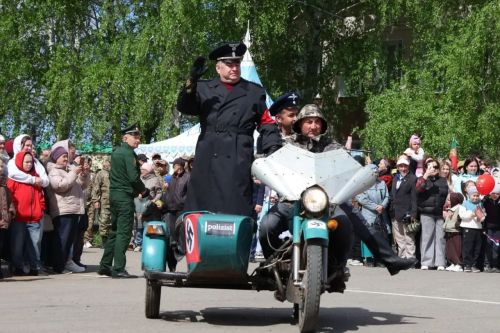 Җиңү килде җирне нурга күмеп, шатлык белән күзне чылатып...