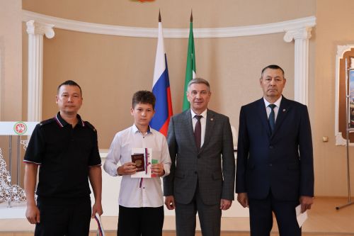 Россия көне алдыннан яшь актанышлыларга паспорт тапшырдылар