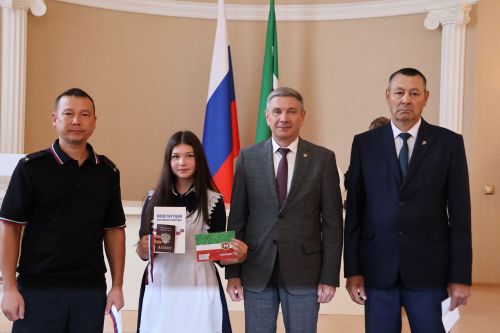 Россия көне алдыннан яшь актанышлыларга паспорт тапшырдылар