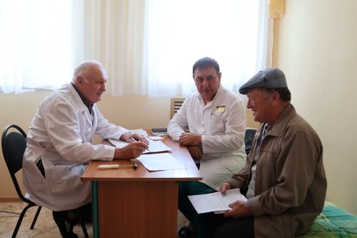 Әнәк халкы мобиль клиника эшеннән канәгать: «Табибларыбыз Аллаһы Тәгаләдән бирелгән кешеләр»