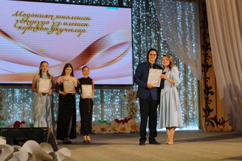 Актанышның чыгарылыш бәйрәме сәхнәсендә: районның иң сәләтле укучылары һәм чемпионнары