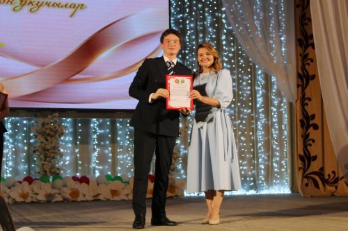 Актанышның чыгарылыш бәйрәме сәхнәсендә: районның иң сәләтле укучылары һәм чемпионнары