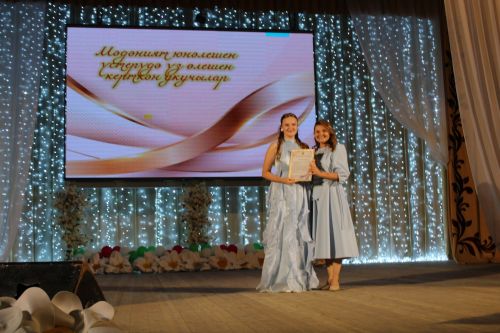 Актанышның чыгарылыш бәйрәме сәхнәсендә: районның иң сәләтле укучылары һәм чемпионнары