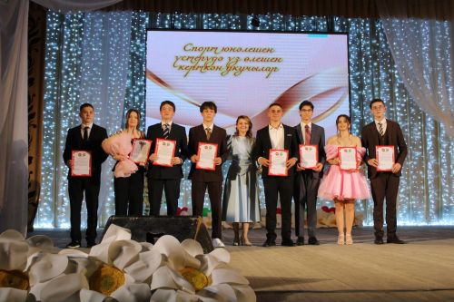 Актанышның чыгарылыш бәйрәме сәхнәсендә: районның иң сәләтле укучылары һәм чемпионнары