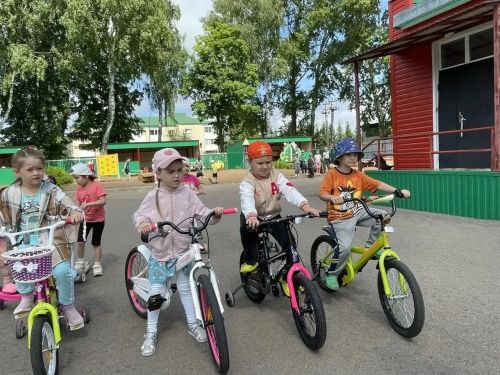 Велосипед көнендә балалар иминлек кагыйдәләрен искә төшерде