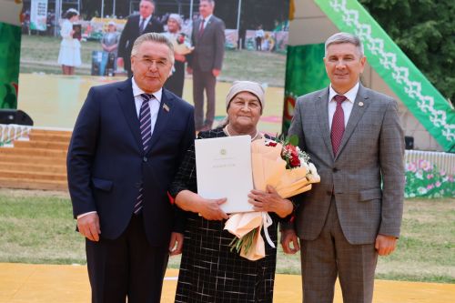 Сабантуйда хезмәт алдынгылары лаеклы бүләкләрен алды