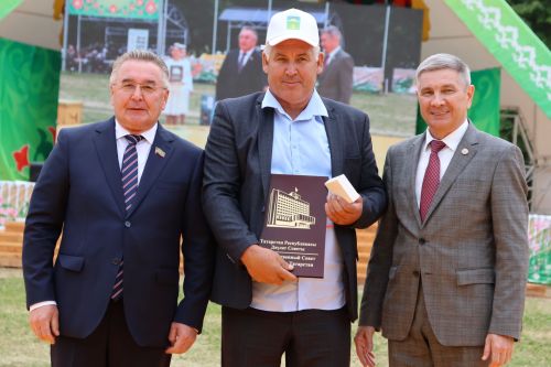 Сабантуйда хезмәт алдынгылары лаеклы бүләкләрен алды