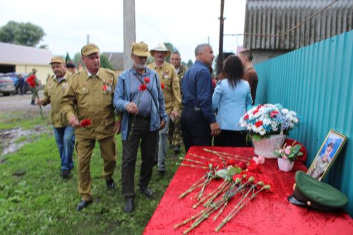 Яңа Богадыда МХО каһарманы Айназ Арсланов истәлегенә мемориаль такта ачылды