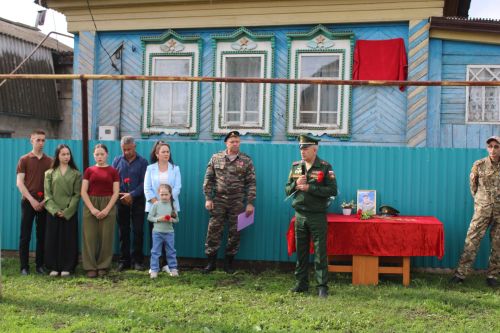Яңа Богадыда МХО каһарманы Айназ Арсланов истәлегенә мемориаль такта ачылды