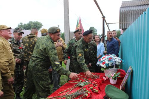 Яңа Богадыда МХО каһарманы Айназ Арсланов истәлегенә мемориаль такта ачылды