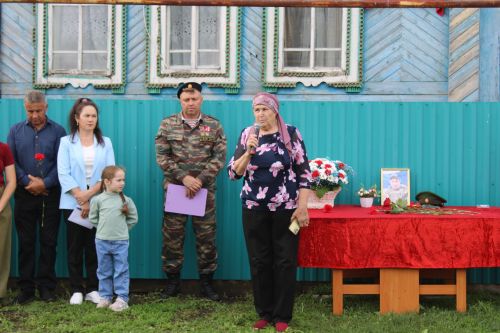 Яңа Богадыда МХО каһарманы Айназ Арсланов истәлегенә мемориаль такта ачылды