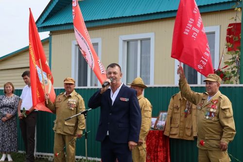 Батырлар онытылмый: Яңа Кормашта Дилүс Салахов истәлегенә хәтер тактасы ачылды