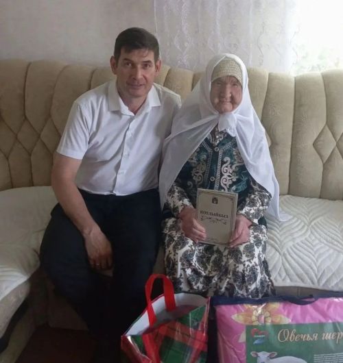 Илчебай авылында яшәүче Җәмилә апа Сибгатуллина 90 яшьлек юбилеен билгеләп үтә