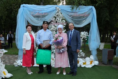 Актанышта Мәхәббәт һәм тугрылык көне: 12 үрнәк гаилә алтын, зөбәрҗәт һәм бриллиант туйларын билгеләп үтте