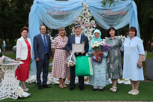 Актанышта Мәхәббәт һәм тугрылык көне: 12 үрнәк гаилә алтын, зөбәрҗәт һәм бриллиант туйларын билгеләп үтте