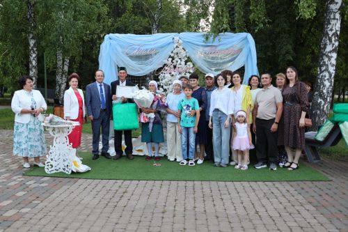 Актанышта Мәхәббәт һәм тугрылык көне: 12 үрнәк гаилә алтын, зөбәрҗәт һәм бриллиант туйларын билгеләп үтте
