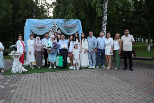 Актанышта Мәхәббәт һәм тугрылык көне: 12 үрнәк гаилә алтын, зөбәрҗәт һәм бриллиант туйларын билгеләп үтте