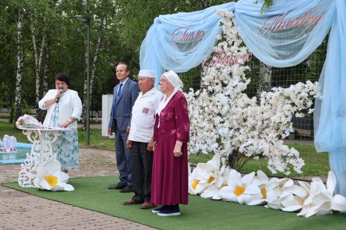 Актанышта Мәхәббәт һәм тугрылык көне: 12 үрнәк гаилә алтын, зөбәрҗәт һәм бриллиант туйларын билгеләп үтте