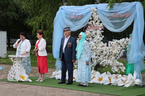 Актанышта Мәхәббәт һәм тугрылык көне: 12 үрнәк гаилә алтын, зөбәрҗәт һәм бриллиант туйларын билгеләп үтте
